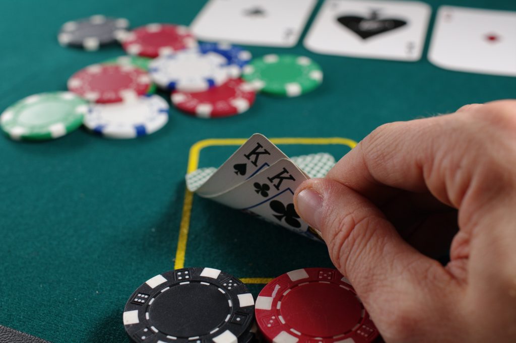 Chi tiết luật chơi Poker thông qua các vòng phát bài
